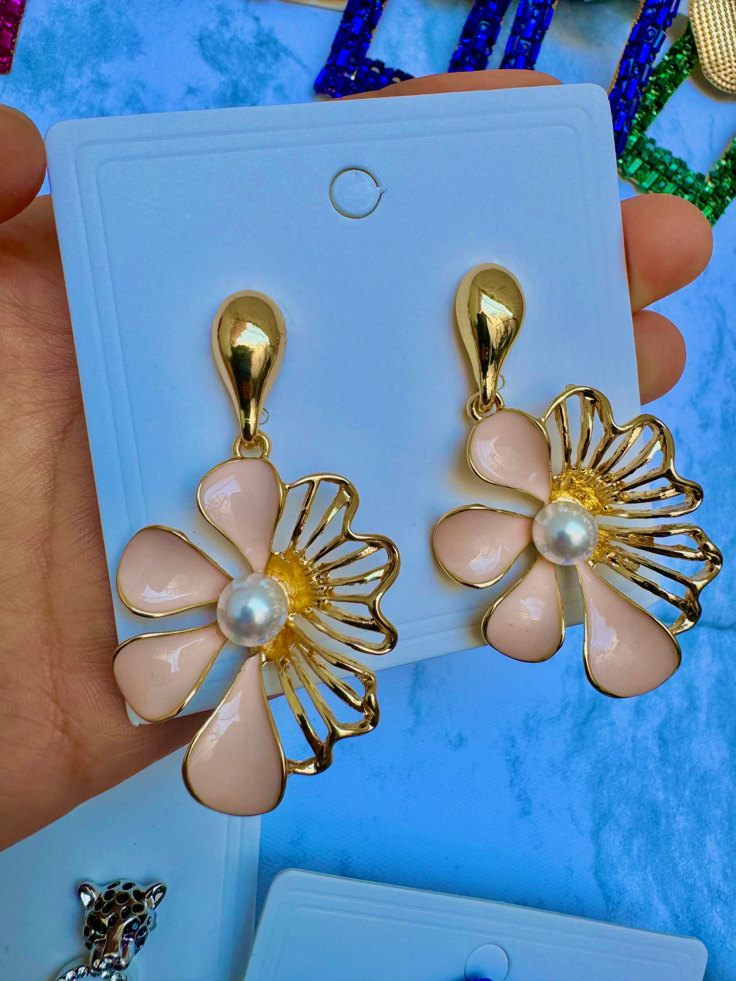 E2017 Aretes flor dorada enchapado esmalte