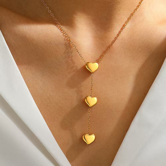 C808 collar corazones acero titanio chapado en oro de 18k 24cm largo 1cm dije