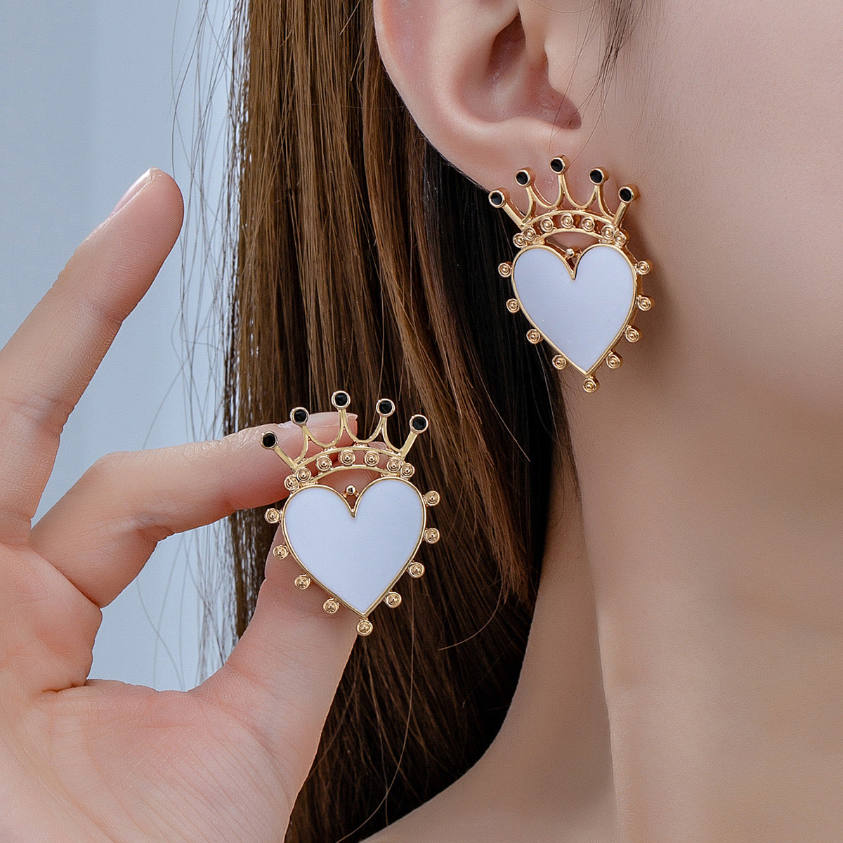 E5059 Aretes corazón blanco corona dorada aleacion 4cm