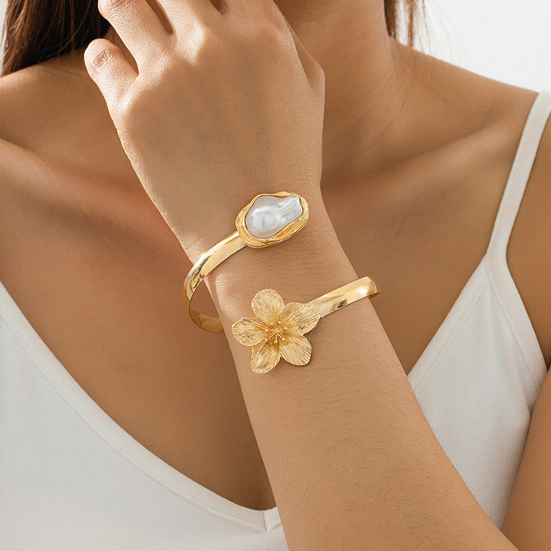 B894 Brazalete dorado flor dorada perla aleacion abierto