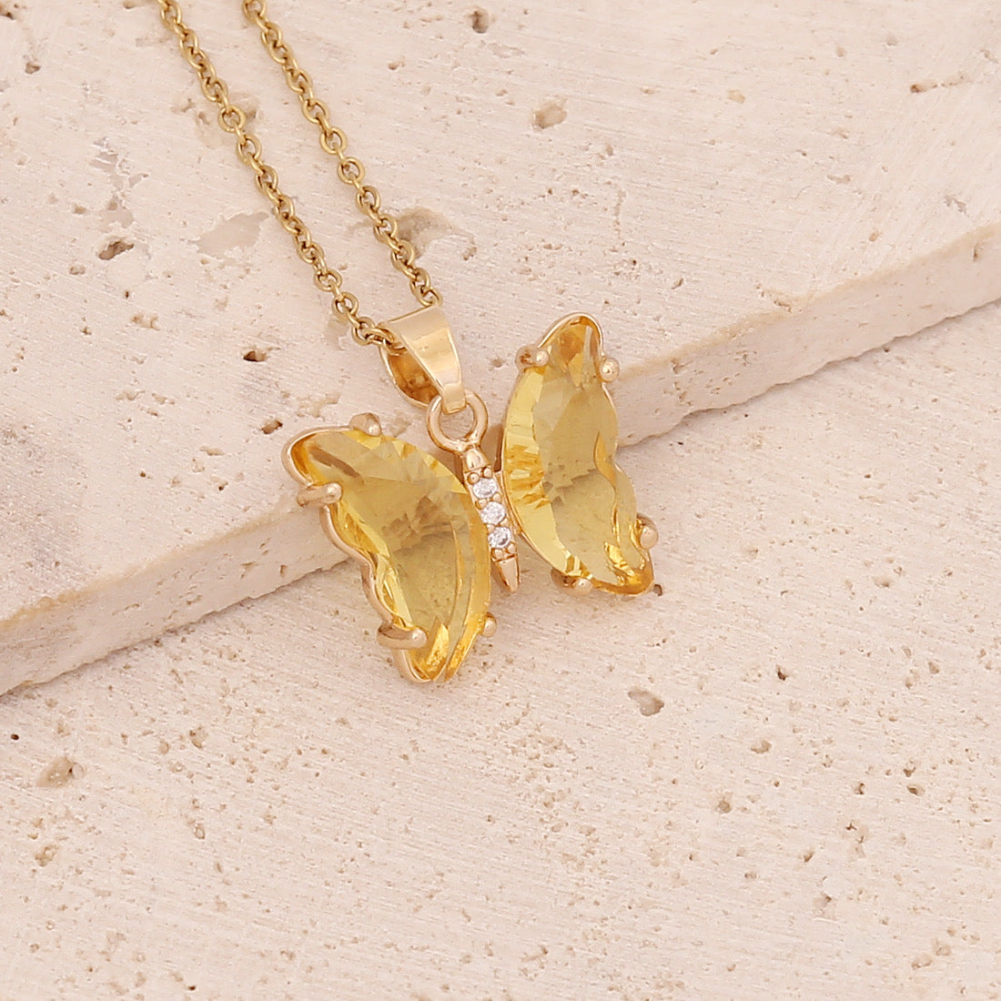 C621AM Collar mariposa amarillo acero inoxidable chapado en oro 18k largo 23cm dije 2cm