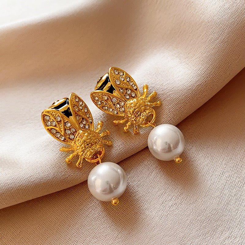 E7211 Aretes abeja dorada perla acero inoxidable 3cm