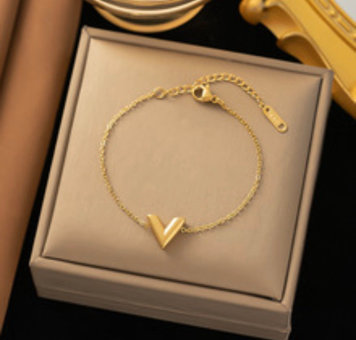 B848 pulsera dorado con letra V acero inoxidable 21cm