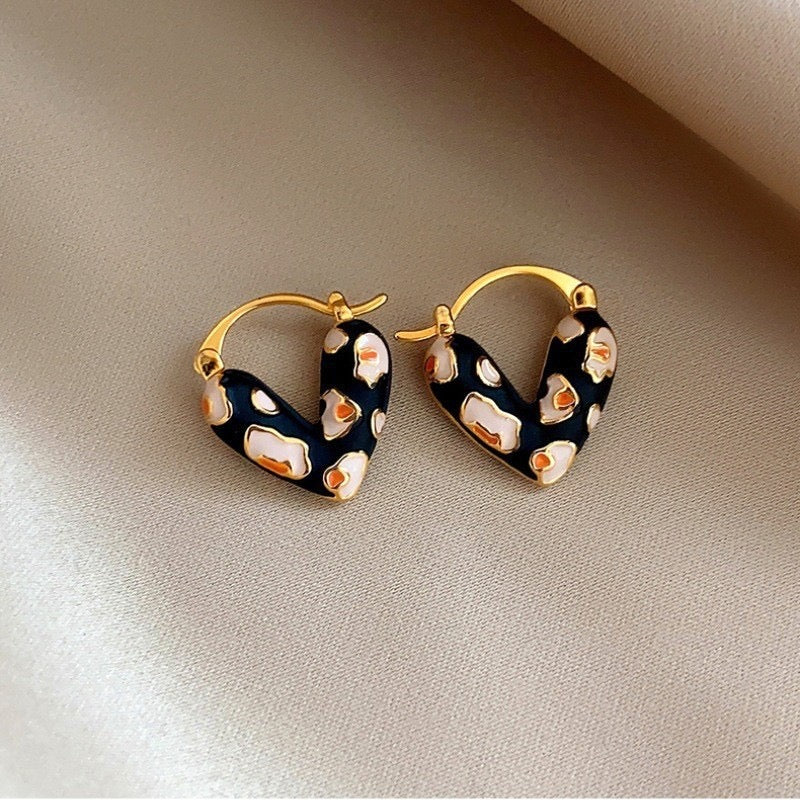 E7295 Aretes corazon dalmata esmaltado aleacion 1.5cm