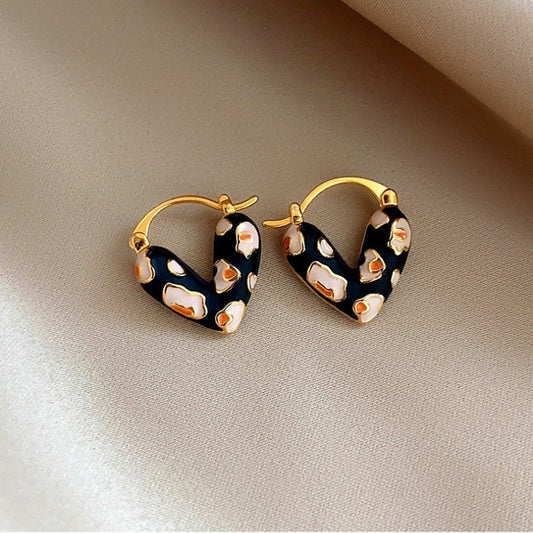 E7295 Aretes corazon dalmata esmaltado aleacion 1.5cm