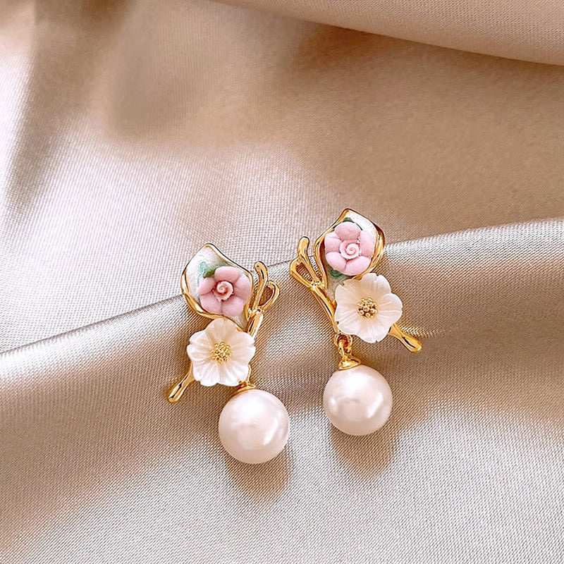 E4539 Aretes flor blanca poste de plata 2.7cm