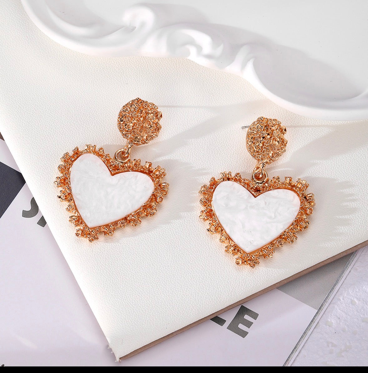 E5131 Aretes corazón blanco contorno dorado aleacion 4cm