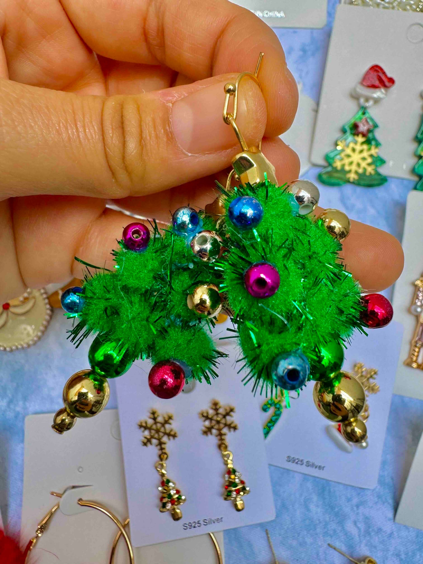 E1008 Aretes árbol de navidad pompón esferas 6.3cm