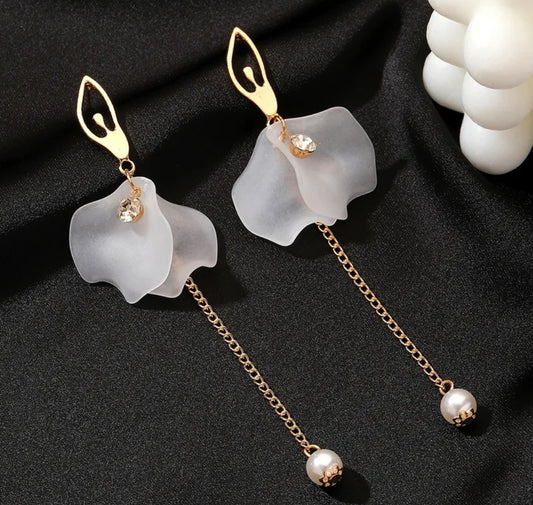 E589 Aretes Bailarina Ballet Petalo Blanco