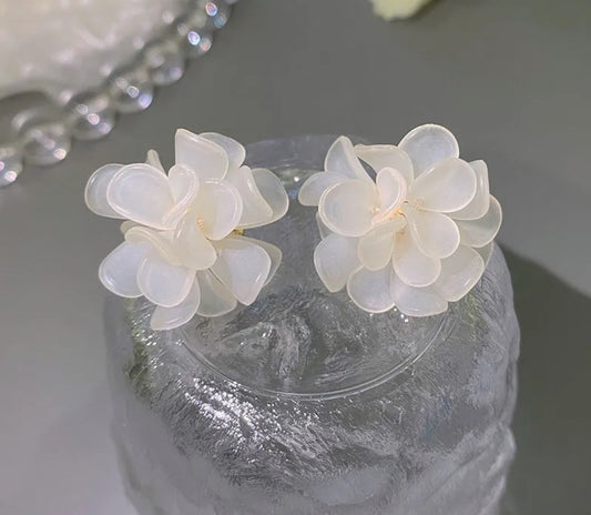 E2102 Aretes Flor Blanca