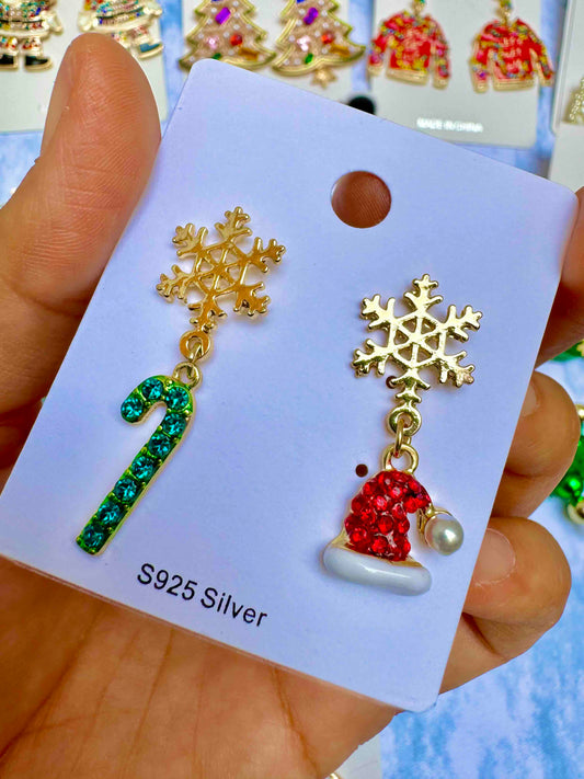 E689 Aretes navideños zirconia poste de plata asimétricos 4cm