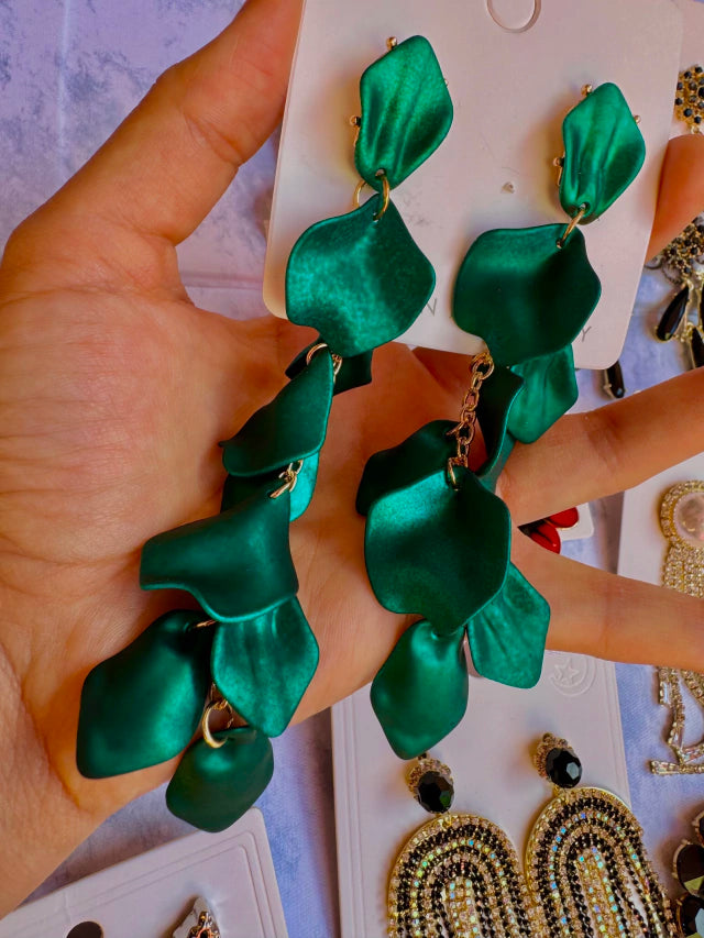 E228V Aretes Pétalos Verdes Acrilico Suave Maxi Ligeros