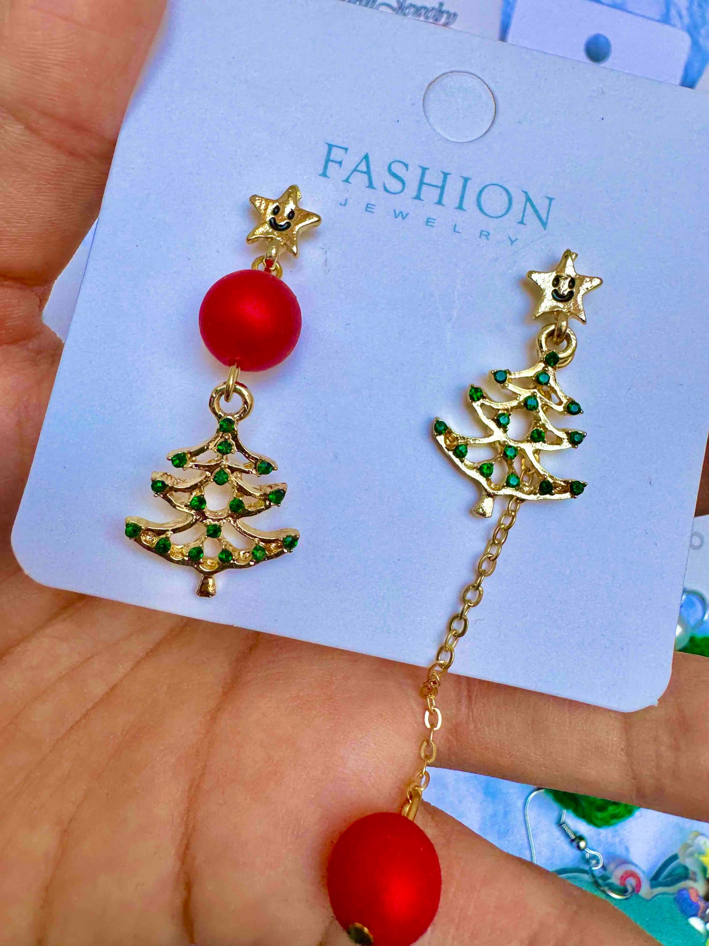 J370 Aretes pinos navideños asimétricos esferas embutido zirconia 8cm