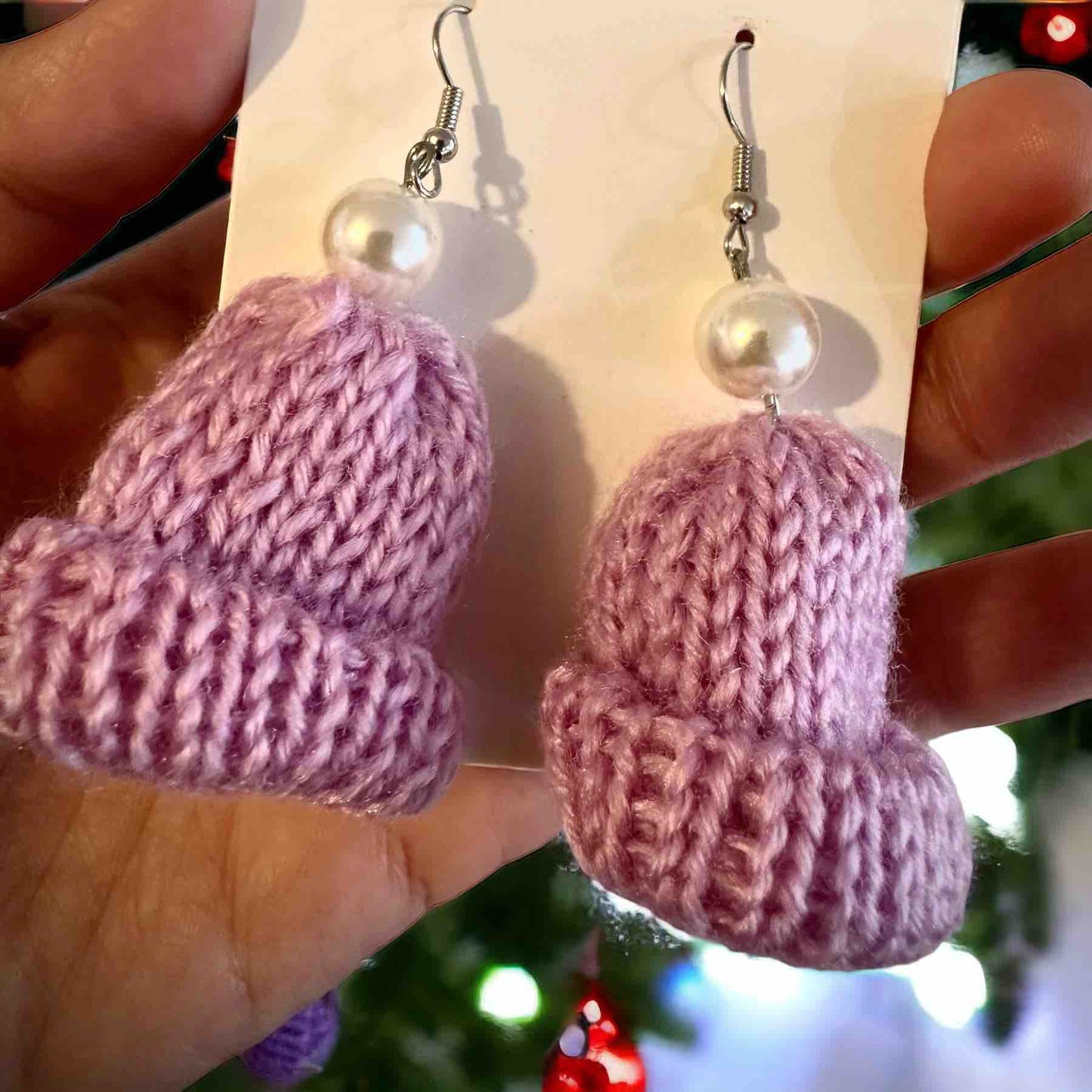 2231P Aretes gorro navideño de tela rosa ligeros