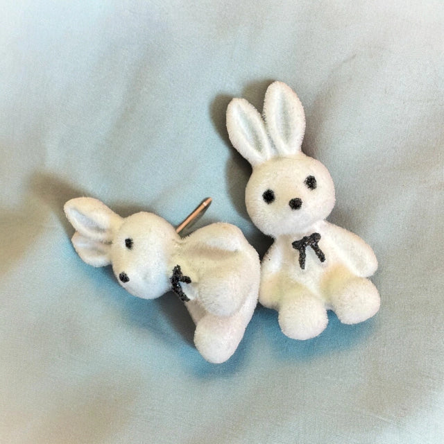 1806A Aretes Conejo Blanco Gamuza 2.7 cm