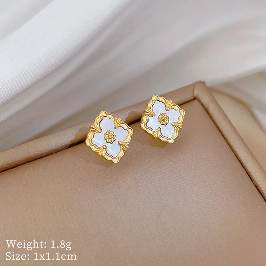 J543 Aretes flor blanca acero de titanio 1cm