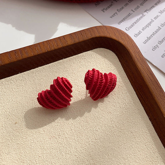 E1053R Aretes corazón rojo textura resina ligeros poste de plata 1.5CM