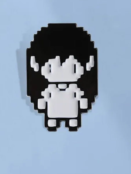 J561 Pin broche para ropa omori videojuego gamer 3.5cm